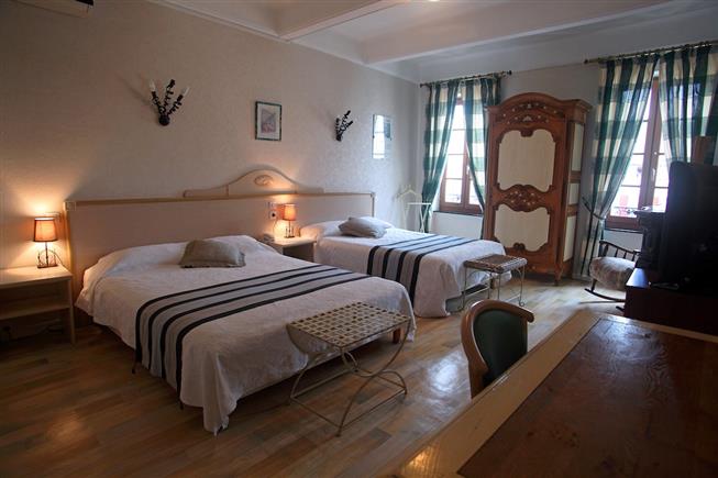 Superior Triple Room at the Hôtel Résidence in Nissan-Lez-Ensérune