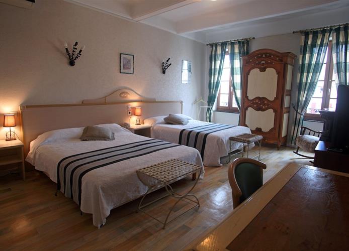 Superior Triple Room at the Hôtel Résidence in Nissan-Lez-Ensérune