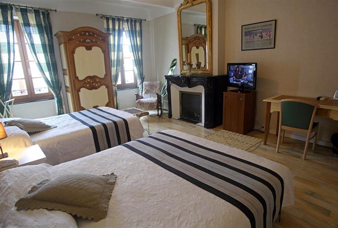 Superior Triple Room at the Hôtel Résidence in Nissan-Lez-Ensérune