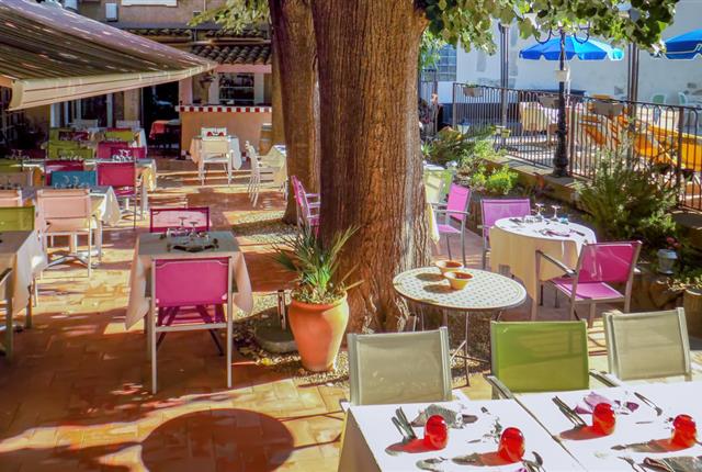 The terrace of the estaurant Les Tilleuls at the hôtel Résidence