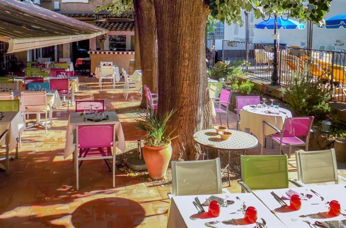 The terrace of the estaurant Les Tilleuls at the hôtel Résidence