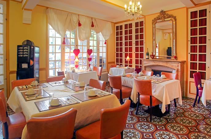 Breakfast room at the Hôtel Résidence in Nissan-Lez-Ensérune
