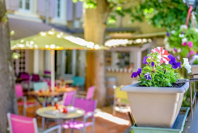 Terrace of the RestaurantLes Tilleuls in Nissan-Lez-Ensérune