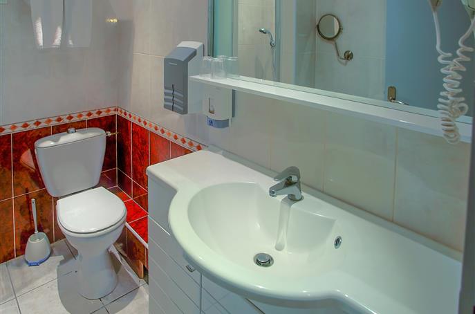 Bathroom in the Standard Double or Twin Room at the Hôtel Résidence