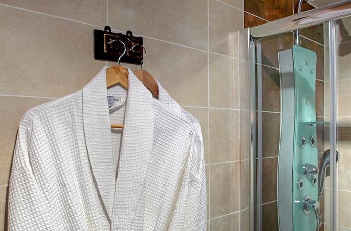 Bathroom in the Superior Double or Twin room at the Hôtel Résidence in Nissan-Lez-Ensérune