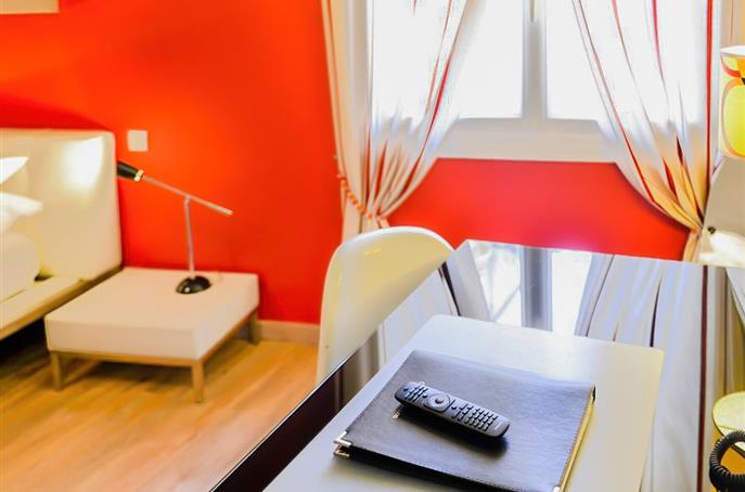 Desk in the Prestige Double Room at the Hôtel Résidence in Hérault