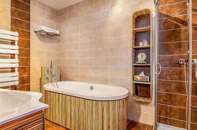Bathroom in the Prestige Suite - Hôtel Résidence