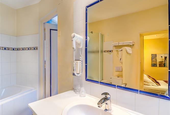 Bathroom in the family room  for 5 people - 3-star Hôtel Résidence 