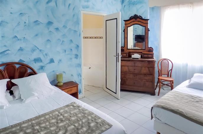 Family room for 5 people with 2 bedrooms and 2 bathrooms - 3-star Hôtel Résidence in Hérault 