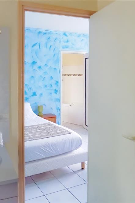 One of the two bathrooms in the family room for 5 people at the Hôtel Résidence