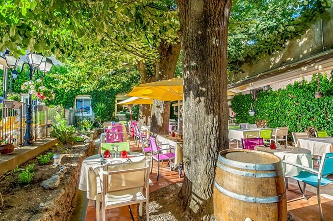 Terrace of the Restaurant Les Tilleuls in Nissan-Lez-Ensérune