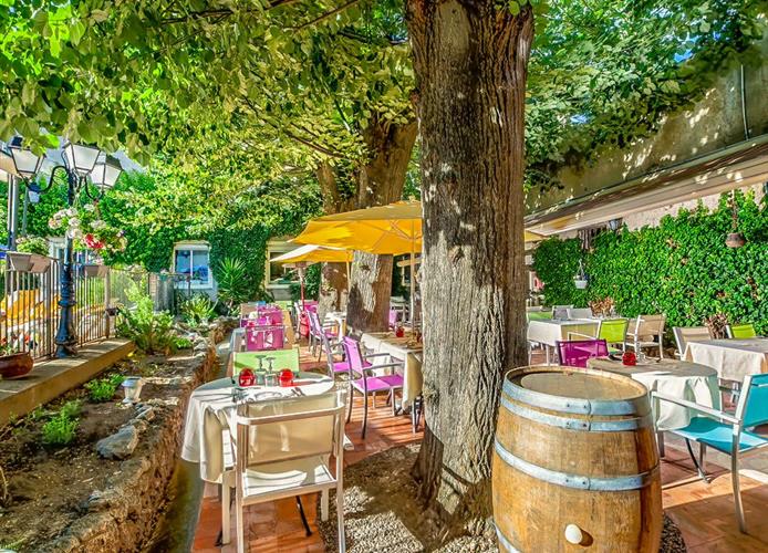 Terrace of the Restaurant Les Tilleuls in Nissan-Lez-Ensérune