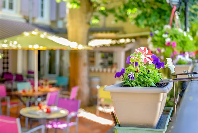 Terrace of the Restaurant Les Tilleuls in Nissan-Lez-Ensérune
