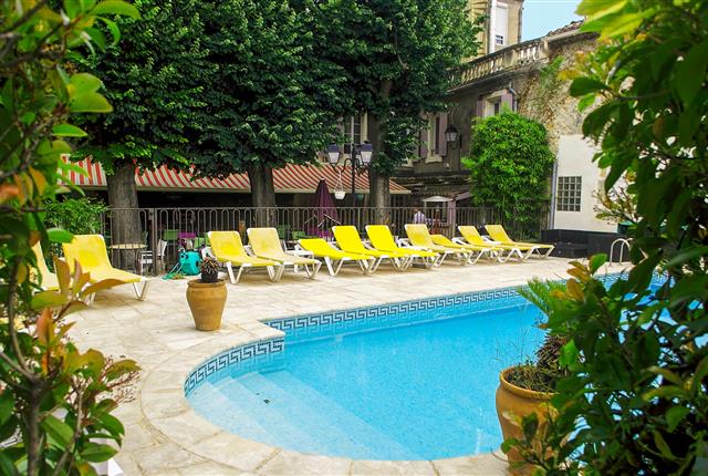 Heated outdoor pool at the 3-star Hôtel Résidence