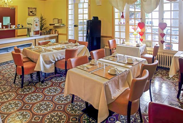 Breakfast room at the 3-star Hôtel Résidence