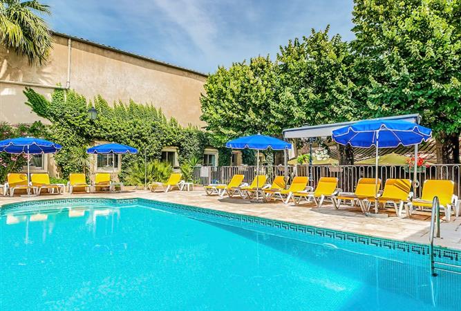 Outdoor pool at the 3-star Hôtel Résidence in Nissan-Lez-Ensérune