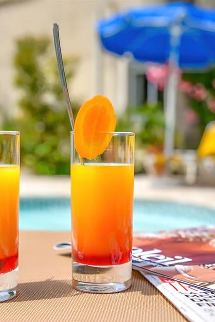 Fruit cocktails by the pool at the Hôtel Résidence